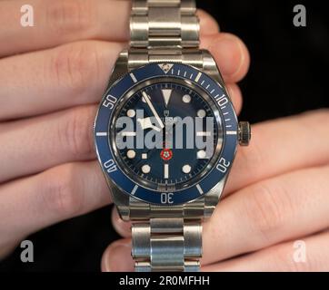 Bonhams, London, Großbritannien. 9. Mai 2023. Uhren und Armbanduhren einschließlich Uhren aus der Auktion T P Camerer Cuss Collection finden am 11. Mai in Bonhams Knightsbridge statt. Zu den Höhepunkten zählen: TUDOR, Limited Edition, automatische Armbanduhr aus Edelstahl, hergestellt für die Royal and Specialist Protection Unit, 2022. „Black Bay Platinum Jubilee Rasp“. Schätzungsweise 12.000 Bis 18.000 Pfund. Kredit: Malcolm Park/Alamy Live News Stockfoto