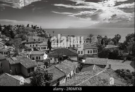 Blick über die roten Dächer der antiken Altstadt von Kaleici und das Mittelmeer in Richtung des Taurusgebirges in der Ferne Stockfoto