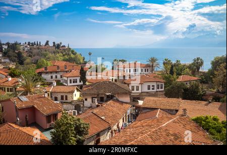 Blick über die roten Dächer der antiken Altstadt von Kaleici und das Mittelmeer in Richtung des Taurusgebirges in der Ferne Stockfoto
