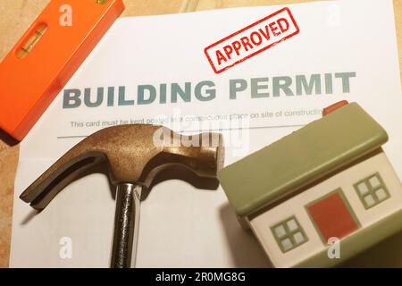Baugenehmigungskonzept mit "genehmigtem" Text auf einem Wohnhaus. Stockfoto