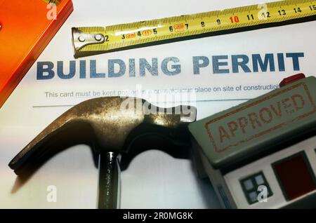 Baugenehmigungskonzept mit "genehmigtem" Text auf einem Wohnhaus. Stockfoto