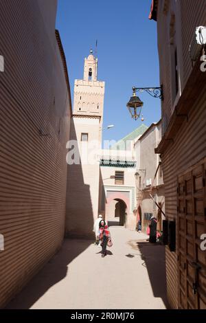 Gasse zu einer Moschee in Marrakesch, Marrakesch, Marokko Stockfoto