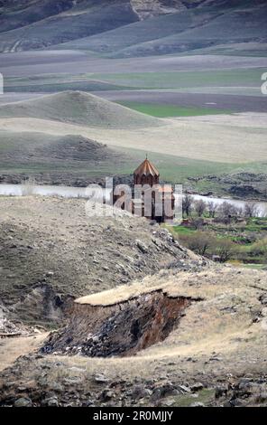 Mitten in der kargen Landschaft am Fluss gelegen, Marmaschen Kloster nahe Gyumri, Nordarmenien, Asien Stockfoto