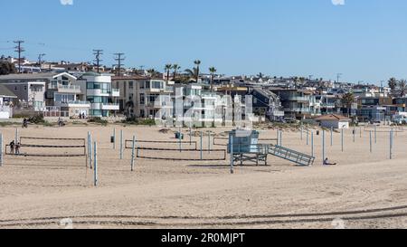 Die Volleyballplätze in Manhattan Beach und Netze am Pier in Kalifornien, USA, am 9. 2023. Februar Stockfoto