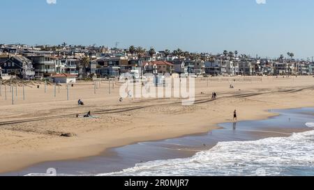 Die Volleyballplätze in Manhattan Beach und Netze am Pier in Kalifornien, USA, am 9. 2023. Februar Stockfoto