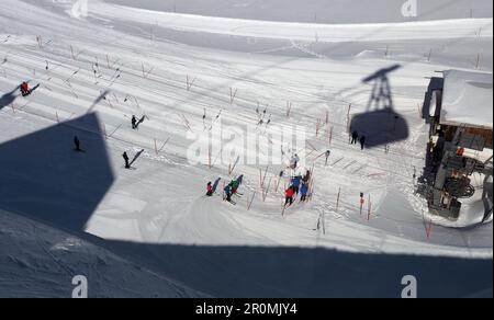 Seilbahn mit Skilift und Skifahrern auf der Zugspitzplatt unter der Zugspitze in Garmisch-Partenkirchen, Winter in Bayern Stockfoto