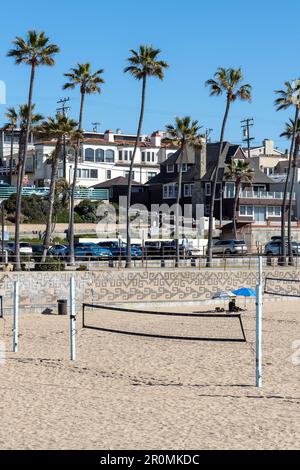 Der Volleyballplatz von Manhattan Beach und Palmen in Kalifornien, USA, am 9. 2023. Februar Stockfoto