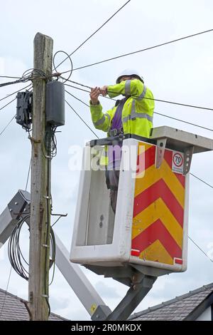 Breitband- und Festnetztelefonleitungen werden hinzugefügt, von Network Construction & Development , NCD, Kabelunternehmen für Openreach, Cheshire, Großbritannien Stockfoto