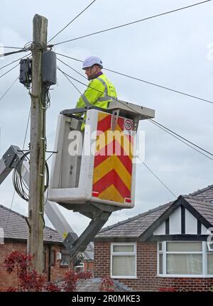 Breitband- und Festnetztelefonleitungen werden hinzugefügt, von Network Construction & Development , NCD, Kabelunternehmen für Openreach, Cheshire, Großbritannien Stockfoto