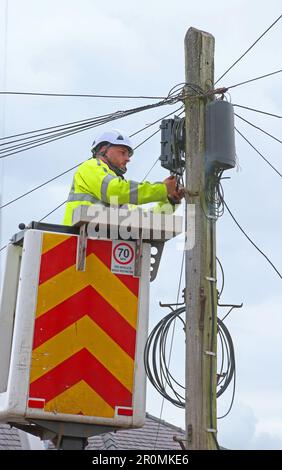 Breitband- und Festnetztelefonleitungen werden hinzugefügt, von Network Construction & Development , NCD, Kabelunternehmen für Openreach, Cheshire, Großbritannien Stockfoto