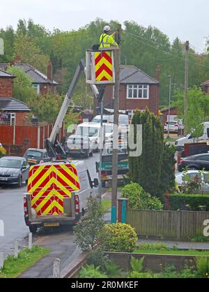 Breitband- und Festnetztelefonleitungen werden hinzugefügt, von Network Construction & Development , NCD, Kabelunternehmen für Openreach, Cheshire, Großbritannien Stockfoto