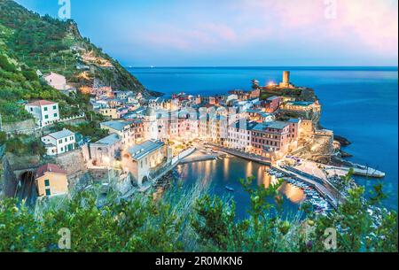 Vernazza in der Cinque Terre bei Sonnenuntergang Stockfoto