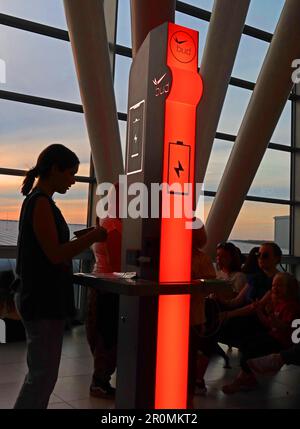 Budapest Flughafen, USB 5V Telefon Ladestation, Abend mit Sonnenuntergang dahinter - Budapest Ferihegy International Airport, Budapest, 1185 Ungarn Stockfoto