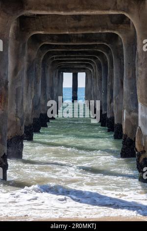 Unter dem Manhattan Beach Pier in Kalifornien, USA am 9. 2023. Februar Stockfoto