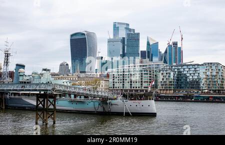 London Views - Blick über die Themse in Richtung Stadt mit HMS Belfast im Vordergrund Stockfoto