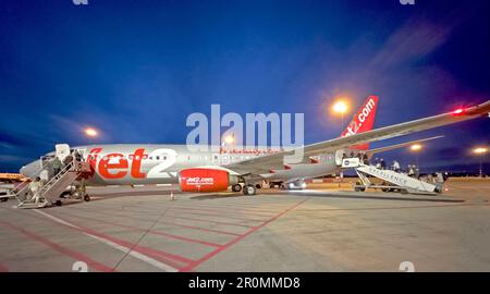 Panorama-Aufnahme, Jet2 Flugzeug G-DRTR wird in der Dämmerung an Bord genommen, Boeing 737-300 Stockfoto