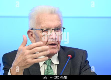 Stuttgart, Deutschland. 09. Mai 2023. Winfried Kretschmann (Bündnis 90/die Grünen), Ministerpräsident von Baden-Württemberg, beantwortet Fragen von Journalisten auf einer Pressekonferenz im staatsparlament. Kredit: Bernd Weißbrod/dpa/Alamy Live News Stockfoto