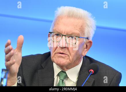 Stuttgart, Deutschland. 09. Mai 2023. Winfried Kretschmann (Bündnis 90/die Grünen), Ministerpräsident von Baden-Württemberg, beantwortet Fragen von Journalisten auf einer Pressekonferenz im staatsparlament. Kredit: Bernd Weißbrod/dpa/Alamy Live News Stockfoto