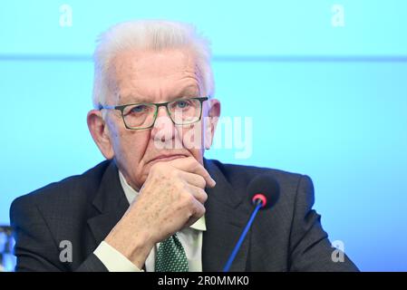 Stuttgart, Deutschland. 09. Mai 2023. Winfried Kretschmann (Bündnis 90/die Grünen), Ministerpräsident von Baden-Württemberg, hört auf einer Pressekonferenz im staatsparlament Fragen von Journalisten. Kredit: Bernd Weißbrod/dpa/Alamy Live News Stockfoto