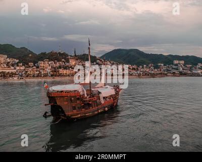 Das berühmte Schiff von Puerto Vallarta mit dem Malecon im Hintergrund. Stockfoto