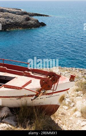 Altes Fischerboot auf den Klippen in der Bucht von Porto Limnionas, Zakynthos, Ionische Inseln, Griechenland Stockfoto