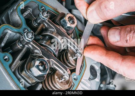 Einstellen der Motorventile des Motorrads in der Werkstatt Stockfoto