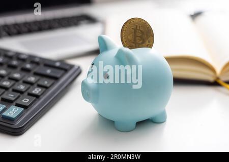 bitcoin auf Sparschwein im Büro Stockfoto