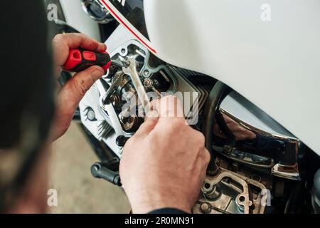 Einstellen der Motorventile des Motorrads in der Werkstatt Stockfoto