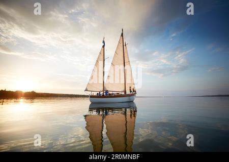 2 Jugendliche am Bug, ZWEISEITIGER SIR SHACKLETON AM AMMERSEE, Bayern Deutschland * Ammersee, Bayern, Deutschland Stockfoto