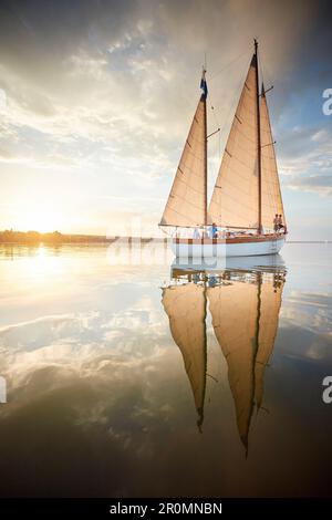 2 Jugendliche am Bug, ZWEISEITIGER SIR SHACKLETON AM AMMERSEE, Bayern Deutschland * Ammersee, Bayern, Deutschland Stockfoto