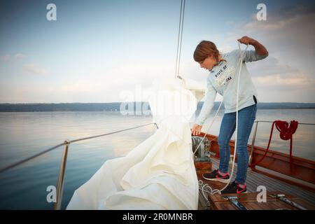 9-jähriges Mädchen auf der Voraussicht des 2. Meisters Sir Shackleton, Ammersee, Bayern Deutschland Stockfoto