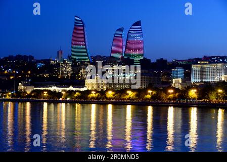 Abendlicher Blick vom Ufer über die Bucht von Baku zu den Flammentürmen mit Beleuchtung, Baku, Kaspisches Meer, Aserbaidschan, Asien Stockfoto