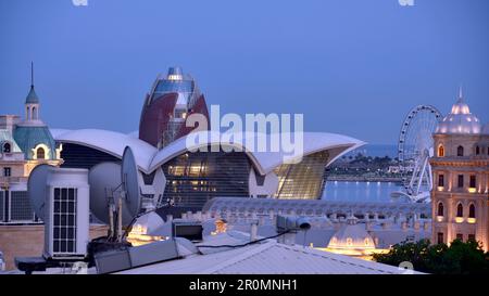 Am Abend befindet sich die Caspian Waterfront Mall, ein Riesenrad und beleuchtete Häuser im Bulvar Park, Baku, Kaspischen Meer, Aserbaidschan, Asien Stockfoto