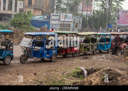 Auto Cars stehen am Straßenrand in Reihe. Kalkutta West Bengal Indien Südasiatisch-Pazifischer Raum 21. März 2023 Stockfoto