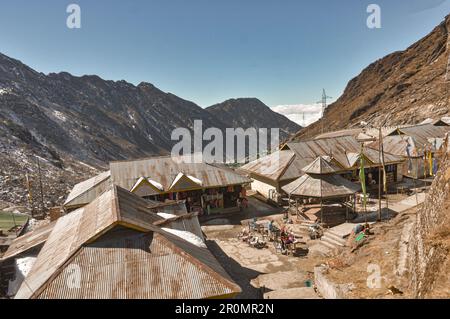 Dachterrasse eines Bazar Market, umgeben von Mountain Valley. Draufsicht. Sikkim Westbengalen Indien Stockfoto