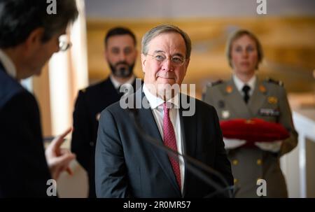 09. Mai 2023, Berlin: Francois Delattre (l), Frankreichs Botschafter in Deutschland, präsentiert Armin Laschet (CDU) in der französischen Botschaft mit dem "Orden der Ehrenlegion", nachdem ihn der französische Präsident Macron zum "Befehlshaber der französischen Ehrenlegion" ernannt hatte. Der ehemalige Ministerpräsident von Nordrhein-Westfalen, Parteiführer und Kandidat für das Amt des Kanzlers der CDU, Laschet, erhält somit die höchste französische Auszeichnung. Der Orden wurde 1802 von Napoleon gegründet. Bis heute ist sie mit einem Ehrenabschluss verbunden. Für den Rang des Kommandanten macht das etwa zwölf Euro pro Jahr aus Stockfoto