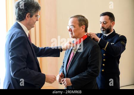 09. Mai 2023, Berlin: Francois Delattre (l), Frankreichs Botschafter in Deutschland, präsentiert Armin Laschet (CDU) in der französischen Botschaft mit dem "Orden der Ehrenlegion", nachdem ihn der französische Präsident Macron zum "Befehlshaber der französischen Ehrenlegion" ernannt hatte. Der ehemalige Ministerpräsident von Nordrhein-Westfalen, Parteiführer und Kandidat für das Amt des Kanzlers der CDU, Laschet, erhält somit die höchste französische Auszeichnung. Der Orden wurde 1802 von Napoleon gegründet. Bis heute ist sie mit einem Ehrenabschluss verbunden. Für den Rang des Kommandanten macht das etwa zwölf Euro pro Jahr aus Stockfoto