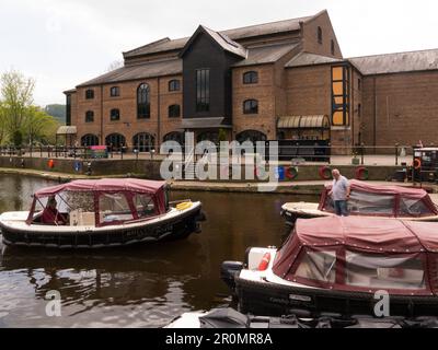 Brecon Basin Canal Wharf zu Beginn von Monmouthshire und Brecon Canal mit einem Mann, der ein Motorboot für die Miete von Powys Mid Wales UK testet Stockfoto