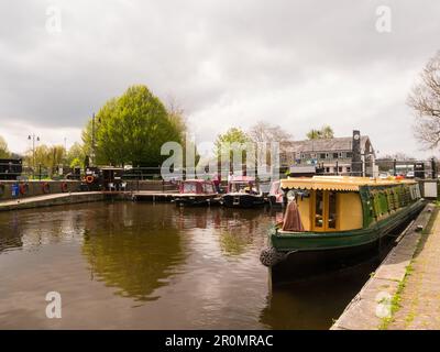 Motorboote können gemietet werden, und cremefarbene und grüne Schmalbootboote liegen in Brecon Basin Canal Wharf am Anfang/Ende von Monmouthshire und Brecon Canal Brecon Powys Mid Stockfoto