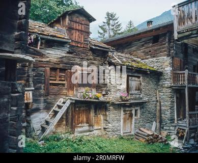 Straßenszene im Schweizer alpinen Ferienort Zermatt mit den alten Chalets und Bauernhäusern in der Altstadt von Zermatt Stockfoto