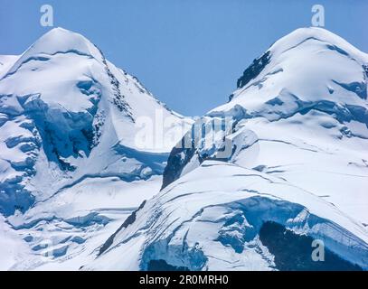 Diese Bilderserie zeigt die Berge in der Nähe des Schweizer alpinen Ferienorts Zermatt mit Blick auf die Zwillingsberge Castor und Pollux, die nach der Konstellation Gemini benannt wurden Stockfoto