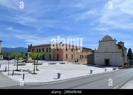 Der farbenfrohe Platz Cerreto Sannita, eine kleine Stadt der Provinz Benevento, Italien. Stockfoto