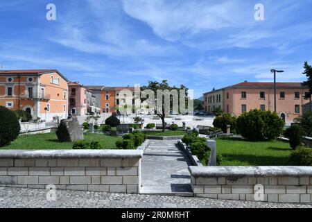 Der farbenfrohe Platz Cerreto Sannita, eine kleine Stadt der Provinz Benevento, Italien. Stockfoto