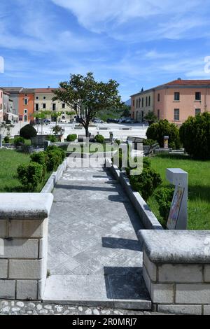 Der farbenfrohe Platz Cerreto Sannita, eine kleine Stadt der Provinz Benevento, Italien. Stockfoto