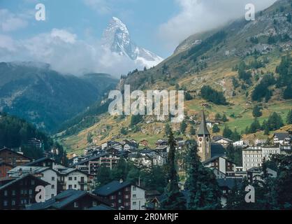 Aus der Vogelperspektive sehen Sie die Schweizer Alpenstadt Zermatt mit Blick auf die Kirche und Zermatts berühmtes Matterhorn Stockfoto