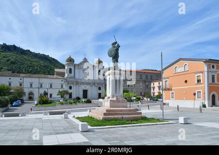 Der farbenfrohe Platz Cerreto Sannita, eine kleine Stadt der Provinz Benevento, Italien. Stockfoto