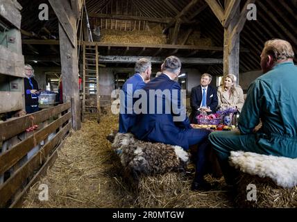 DEN BURG - König Willem-Alexander und Königin Maxima sprechen in der Schafzucht De Waddel mit Texel-Unternehmern über zukunftssicheres und klimaadaptives Unternehmertum und Entwicklung. Das königliche Paar wird einen zweitägigen regionalen Besuch der Wadden Islands abstatten. ANP SEM VAN DER WAL netherlands Out - belgien Out Credit: ANP/Alamy Live News Stockfoto