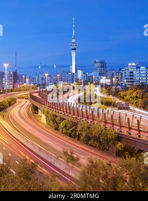 Blick von der Hopetoun Street, Lightpath, Sky Tower, Auckland, North Island, Neuseeland, Oceania Stockfoto