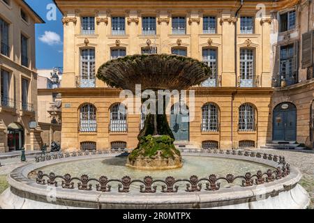 Historischer Brunnen am Place d'Albertas in Aix en Provence, Frankreich Stockfoto