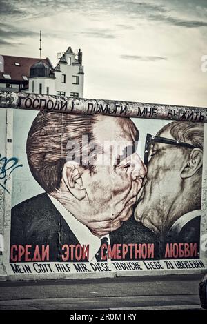 Dimitrij Vrubel, Bruder Kiss zwischen Leonid Breschnew und Erich Honecker, East Side Gallery, Wall Art, Berlin, Deutschland, Europa Stockfoto